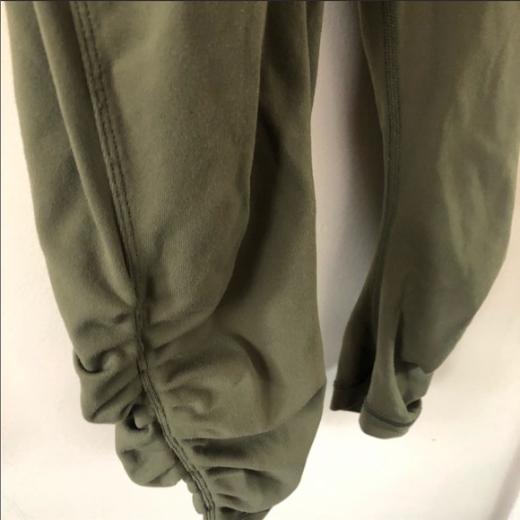 [Lululemon] Cropped Yoga Pants - Picture 3 of 5